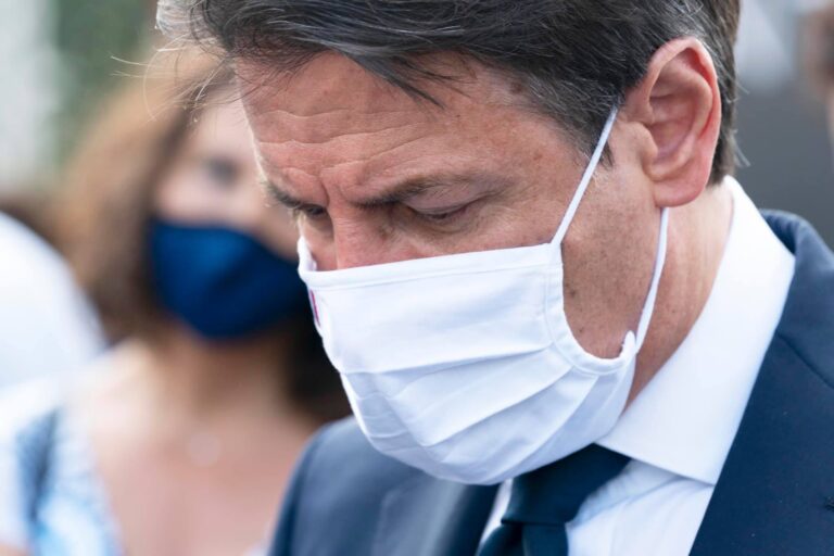 Covid 19, il Presidente del Consiglio firma il nuovo DPCM in vigore da domani