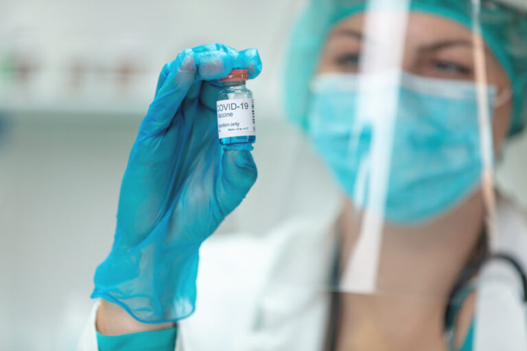Solo il vaccino obbligatorio impedirà il contagio in azienda
