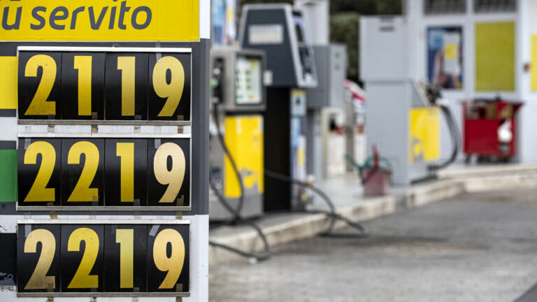 Bonus benzina 2022, esenzione IRPEF per i buoni ai dipendenti fino a 200 euro
