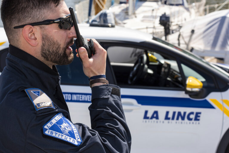 La guardia giurata interviene e mette in fuga i ladri prima che inizino “a lavorare”