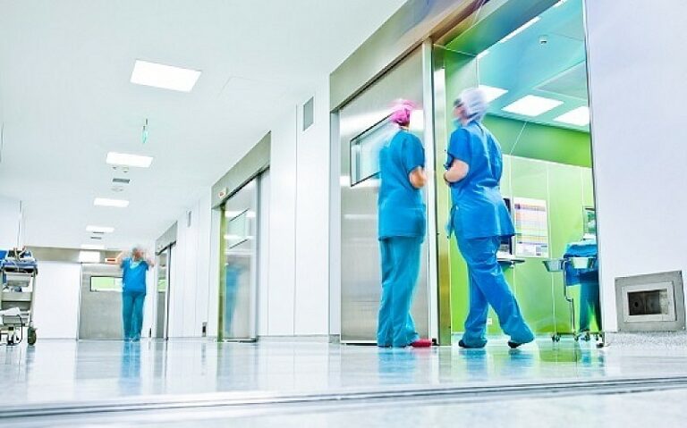 Violenza in ospedale: aggredita una guardia giurata a Catania
