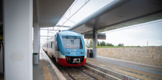 Prontezza salva vita: guardia giurata ferma un treno e impedisce il gesto estremo di una donna