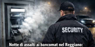 Notte di assalti ai bancomat nel Reggiano: colpi falliti tra fumogeni e vigilanza privata